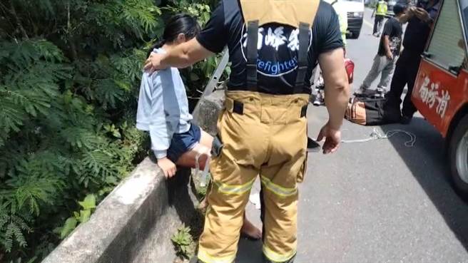 台东2女国中生无照双载自摔，跌落深2公尺的边坡，1人右腿骨折，1人腿部多处擦伤。（民眾提供／萧嘉蕙台东传真）