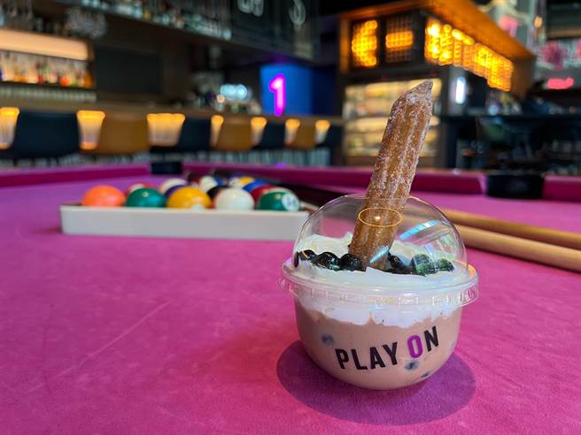 台中Moxy酒店即日起至8月31日推出「夏日珍珠住房專案」，入住即贈「濃厚珍奶吉拿杯」。（Moxy提供／馮惠宜台中傳真）