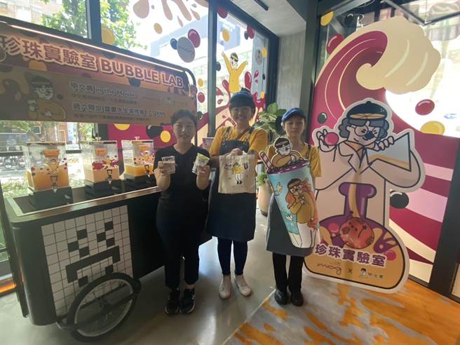 台中豐邑Moxy酒店「珍珠奶茶節」結合台中在地知名茶飲品牌「甲文青」，將甲文青招牌飲品搬進飯店大廳「珍珠實驗室」，讓旅客在酒店內品嚐正宗台中茶文化。（馮惠宜攝）