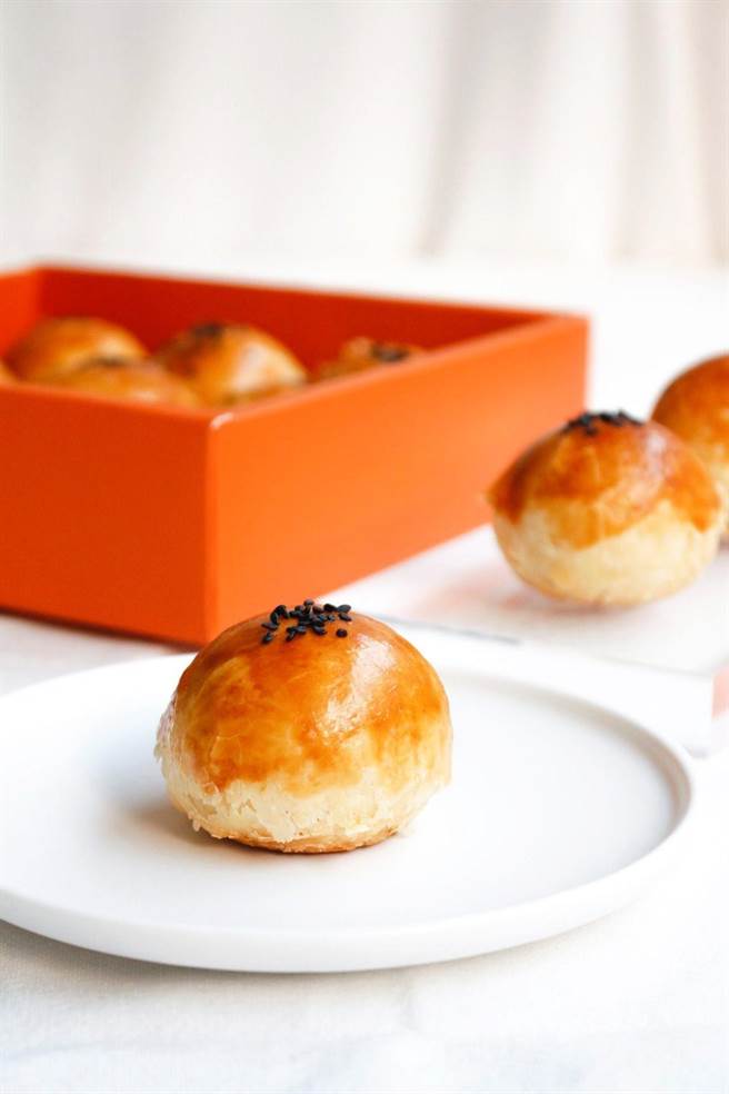 「法朋」蛋黄酥黄金比例为40％酥皮、40％红豆馅、20％蛋黄，吃起来让人停不下口。（法朋烘焙甜点坊提供）