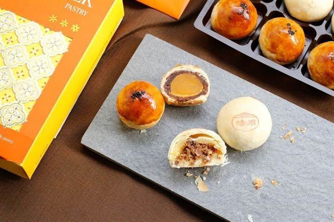 「法朋」与台菜星级餐厅「欣叶」共同创作的「欣叶联名双飨礼盒」，内含蛋黄酥6颗和绿豆椪3颗，售价 920 元。（法朋烘焙甜点坊提供）