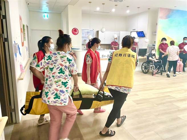 新北市消防局辦理長照機構自衛消防編組演練，邀請基隆市、台北市、桃園市消防局交流。（新北市消防局提供）