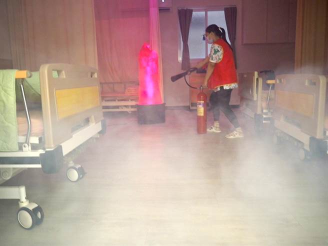 新北市消防局辦理長照機構自衛消防編組演練，邀請基隆市、台北市、桃園市消防局交流。（新北市消防局提供）