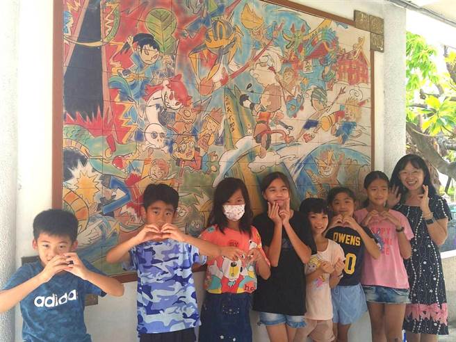 台中市大里区内新国小131位毕业生以「西游记」为题进行陶板创作，共同打造校园美学角落。（内新国小提供／潘虹恩台中传真）