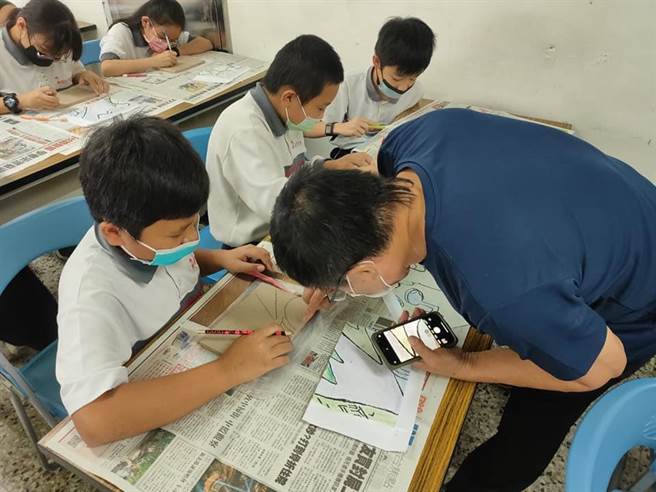 台中市大里区内新国小邀请大甲高中「台中市陶艺教学中心」总干事黄嘉男协同设计「陶板西游」跨域课程，并携手华山窑老师陈茂松及陈芝芬协同教学，带领131位毕业生创作梦想墙。（中市府提供／潘虹恩台中传真）