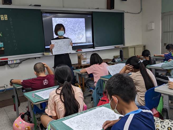 台中市大里区内新国小带领131位毕业生以「西游记」为题打造梦想墙，课间带领学生探索故事段落并进行角色、陶板创作。（内新国小提供／潘虹恩台中传真）