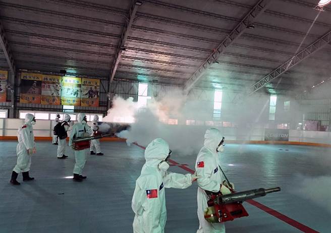 台南市17日新增15例本土登革热确诊病例，防疫人员立即进行个案居住地及工作地户内外化学防治作业。（登革热防治中心提供／洪荣志台南传真）