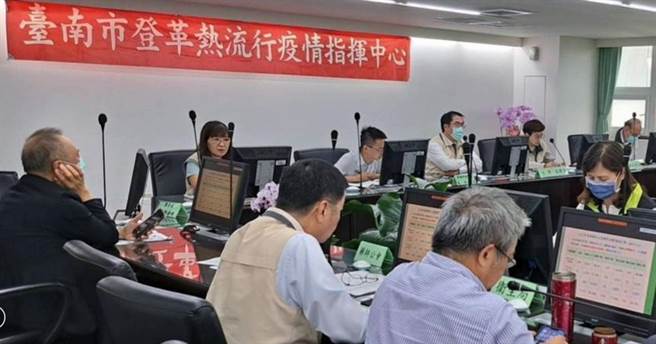 疾病管制署副署长罗一钧特别南下参加市府登革热一级指挥中心会议，并慰勉防疫人员的辛劳。（登革热防治中心提供／洪荣志台南传真）