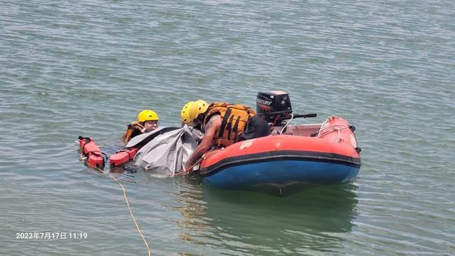 蘆竹分隊為加強消防人員水域救援能力，今、明2天選於蘆興景觀埤塘生態公園進行水域救援訓練暨演練。（蘆竹消防分隊提供／陳夢茹桃園傳真）
