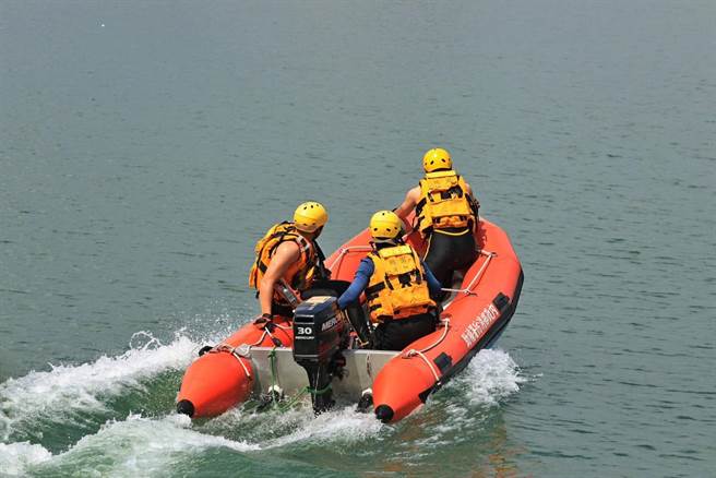 蘆竹分隊為加強消防人員水域救援能力，今、明2天選於蘆興景觀埤塘生態公園進行水域救援訓練暨演練。（蘆竹消防分隊提供／陳夢茹桃園傳真）