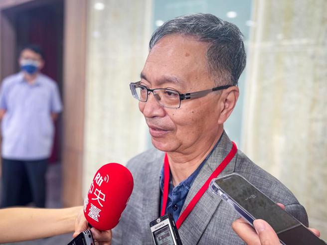 衛福部長薛瑞元說，明年健保費不調。（圖／賴昀岫）