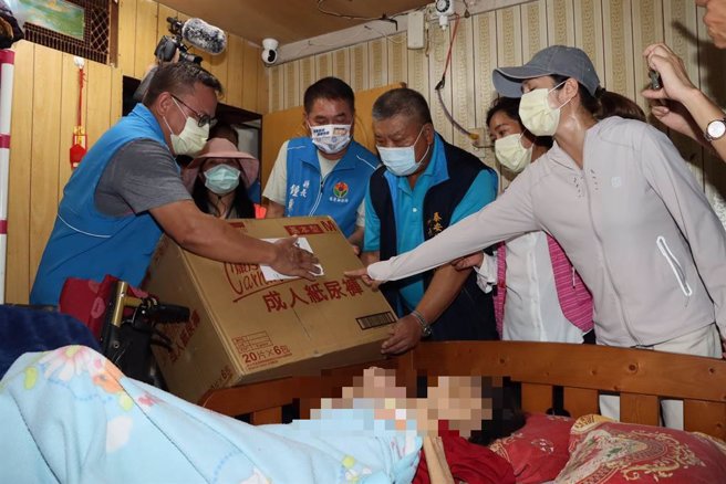 苗栗縣長鍾東錦、立委高金素梅關懷弱勢。（苗栗縣政府提供／李京昇苗栗傳真）