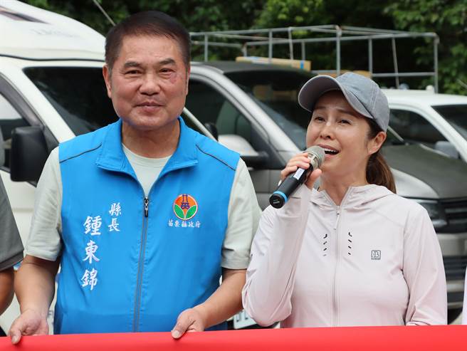 苗栗縣長鍾東錦、立委高金素梅攜手做公益。（苗栗縣政府提供／李京昇苗栗傳真）