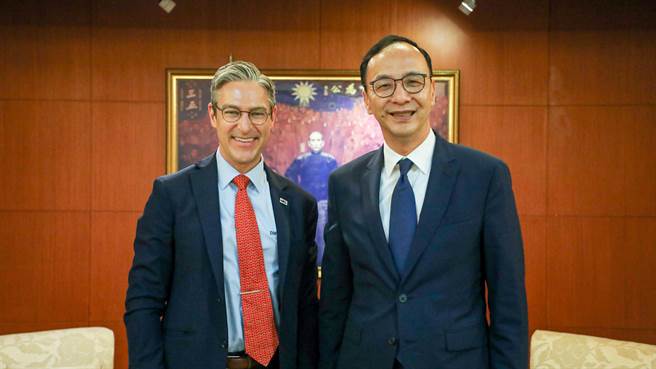 国民党主席朱立伦今下午在中央党部会见美国国家民主基金会主席戴蒙．威尔逊 。（文传会提供）