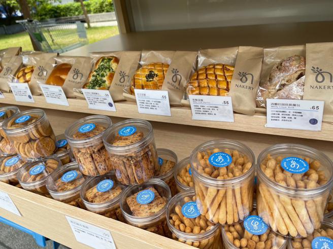 家樂福「Nakery裸焙坊」去年上市以來，推出多款通過無添加驗證的裸麵包、減醣40%的低醣麵包等。（家樂福提供）