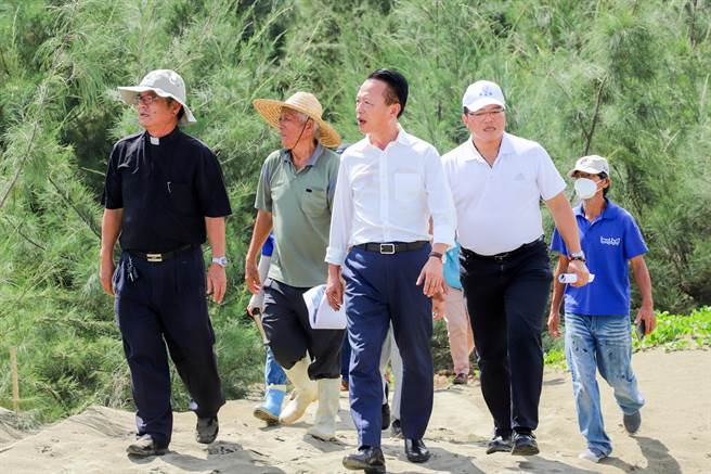 今嘉义县长翁章梁会同相关单位实地了解民间努力成果后，已要求县府出面整合公私部门资源。（吕妍庭摄）