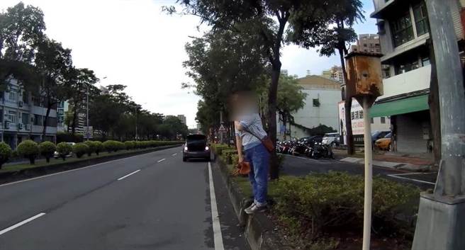 妇人车辆抛锚卡在路中。（翻摄照片／崔正纲高雄传真）
