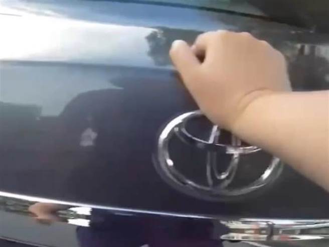 女警陈俞竹获报到场，一人将车推到路边等拖吊业者处置。（翻摄照片／崔正纲高雄传真）