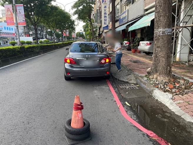 女警陈俞竹获报到场，一人将车推到路边等拖吊业者处置。（翻摄照片／崔正纲高雄传真）