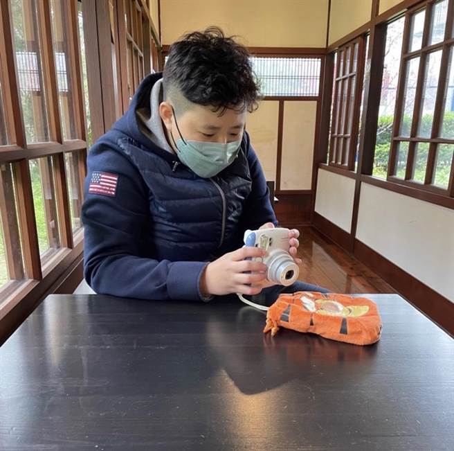 女警陈俞竹身材健壮，喜爱运动、健身。独自一人将车推到路边，也让男警们都感到不可思议。（翻摄照片／崔正纲高雄传真）