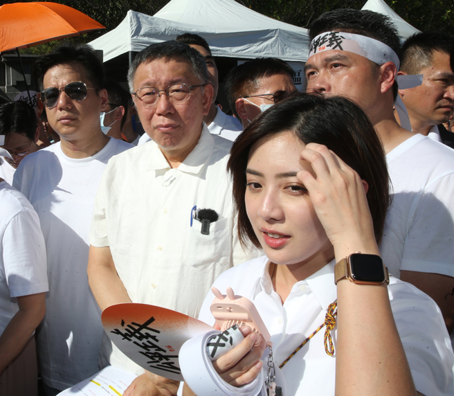 民眾党主席柯文哲（中）和学姐黄瀞莹16日出席凯道「公平正义救台湾」活动。（陈君玮摄）