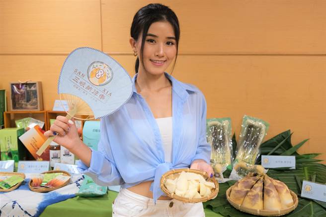 三峽區農會今舉辦納涼季開跑記者會，宣布7月22至23日將於台北大學舉辦系列活動，現場有50攤「碧螺春、梨仔筍、蜂蜜」攤販，幫助在地農友推廣。（蔡雯如攝）