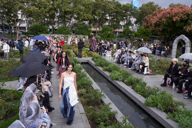 JENN LEE 2023春夏系列大秀當日，三颱環繞仍風雨無阻地在台北玫瑰園完美落幕。（臺北時裝週提供/林欣儀台北傳真）
