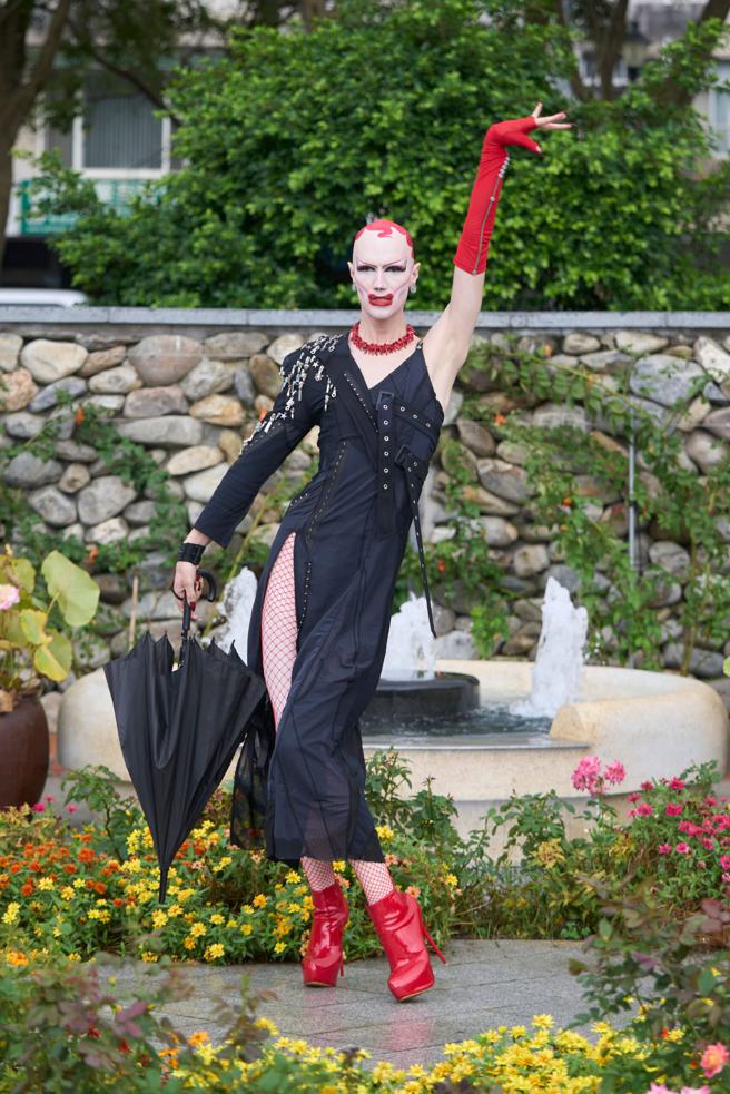 JENN LEE邀請變裝皇后爆米花（Popcorn）擔任走秀嘉賓。（臺北時裝週提供/林欣儀台北傳真）