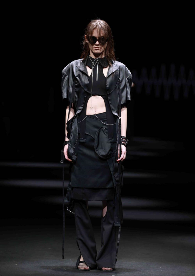 Seivson 2022春夏系服裝運用裹身、收腰、露臍、挖空呈現女性曲線，凸顯女性魅力。（Seivson提供/林欣儀台北傳真）