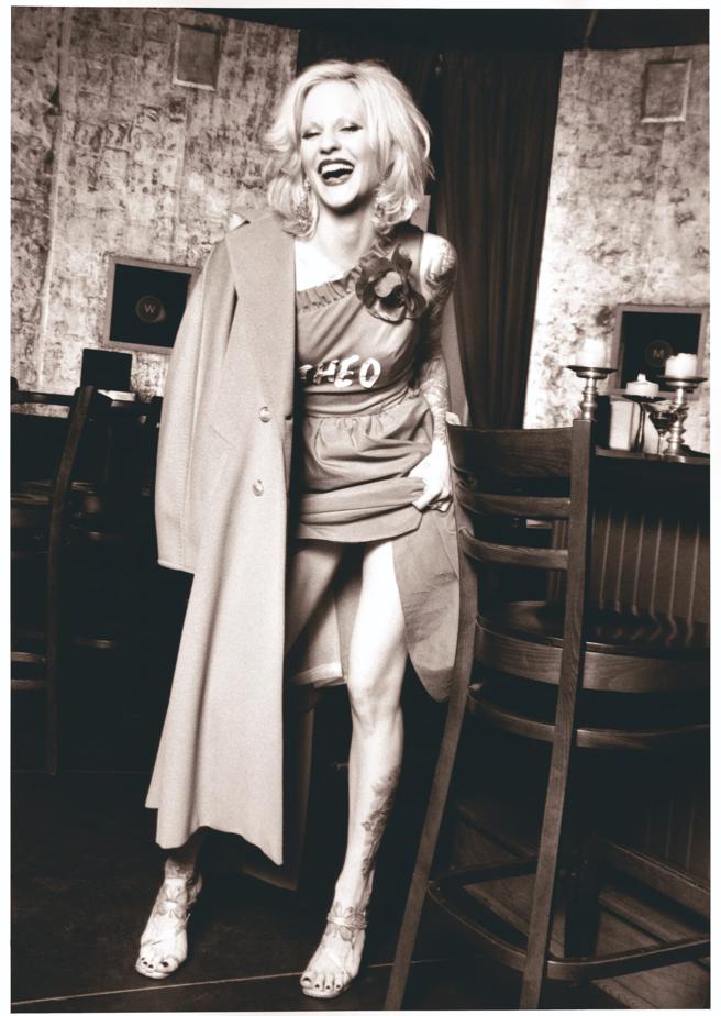 Max Mara的101801系列自1981年问世至今仍旧热销，图文美国歌手Theo Kogan身穿101801大衣。（Max Mara提供/林欣仪台北传真）