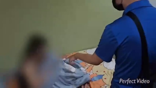 警方破门逮黄女与阮女2人。（翻摄画面）