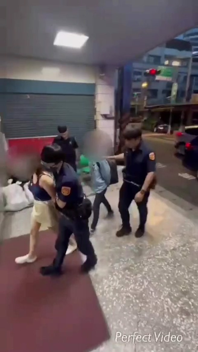 警方日前持搜索票破门进入，逮黄女及预期居留的阮女，查扣不法所得20万，依妨害风化、入出国及移民法侦办。（翻摄画面）