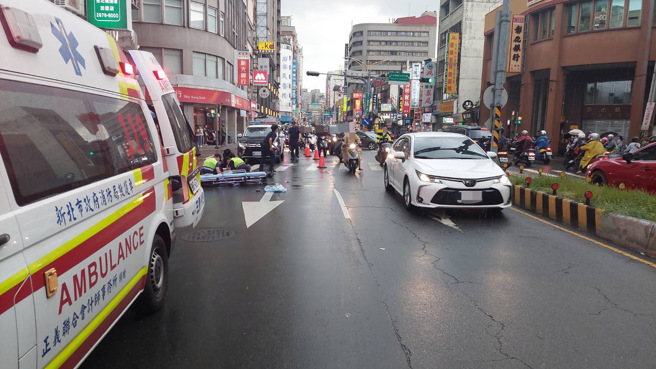 今（17）日下午17时55分许，新北市三重区重新路1段100号前发生一起死亡车祸。（图／警方提供）