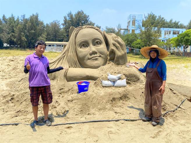 与女沙雕师「松木由子」合影留念。（张麦斯提供／李京升苗栗传真）