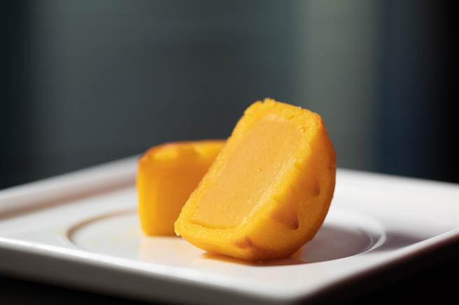 「香滑奶皇月饼」9月10日前单笔预订5盒以上并付款即可享85折早鸟优惠。(台北W饭店提供)