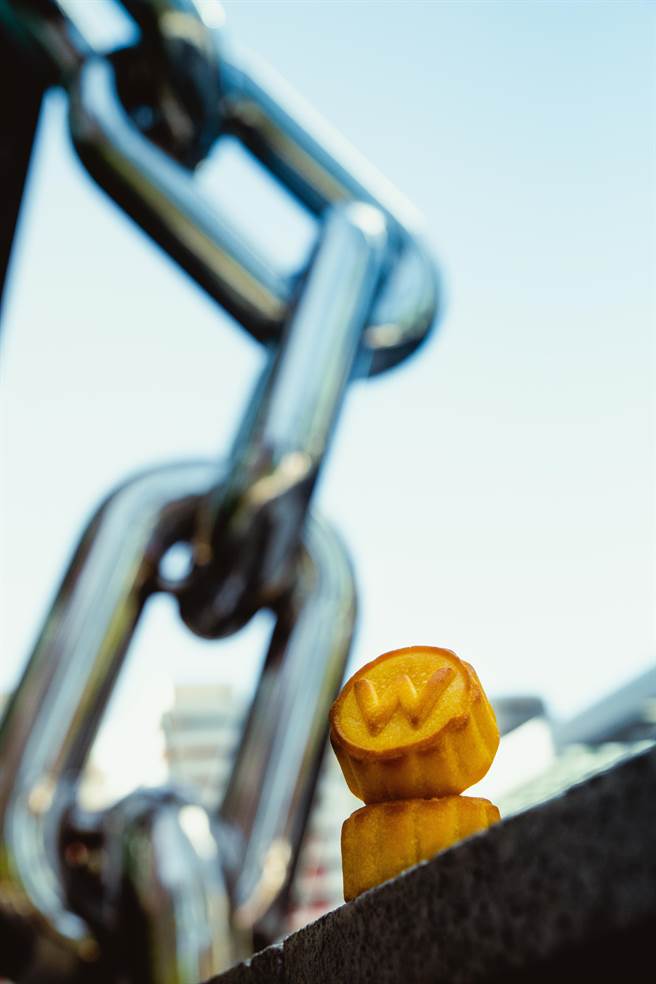 「GO 向」月饼礼盒融合台北W饭店标志性「锁链」意象设计，象徵饭店与城市的连结。 (台北W饭店提供)