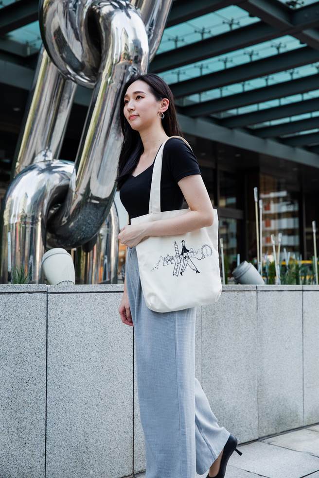 「GO 向」月饼礼盒以独家设计的质感帆布袋取代传统纸袋，传递环保意识与专属W的时尚风格。(台北W饭店提供)