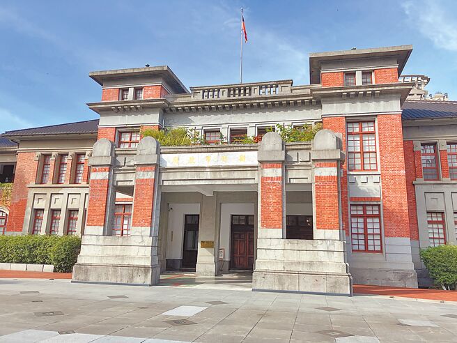 新竹市接连爆出都更案争议，传市府有内鬼外流公文；名嘴李正皓则打脸称，都更案公文都是公告，市府网站就可以下载。图为新竹市政府。（本报资料照）