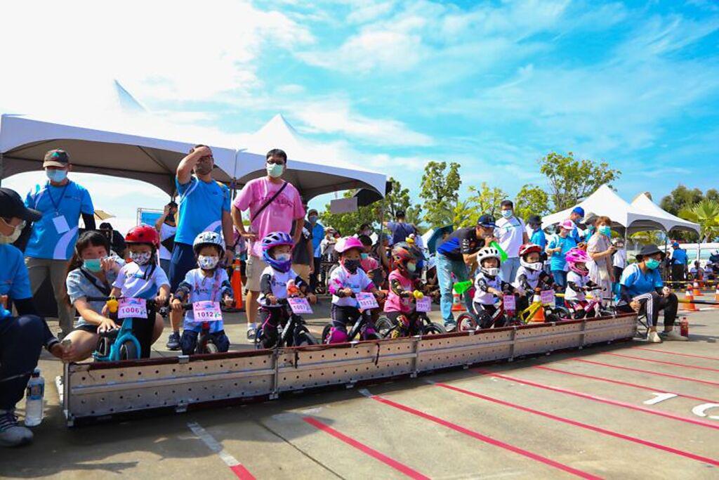 大鵬灣推出的遊程，也提供專屬於小朋友的滑步車競賽及氣墊城堡等活動。　圖：鵬管處／提供