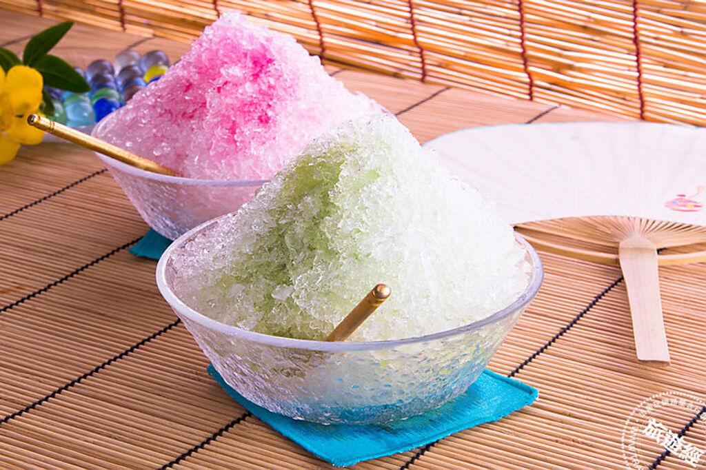 夏日屋台美食祭供應多款視覺清涼且口味多元、色彩繽紛華麗的日式刨冰
