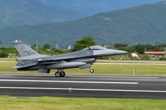 4架F-16V戰機首度起降台東豐年機場 漢光全兵力預演登場