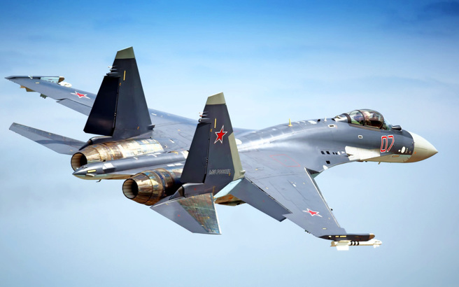 美国总统拜登同意提供F-16给乌克兰后，许多人都期待在乌克兰战场上看到F-16与俄军Su-35对决。图为Su-35战机。（图／Shutterstock)