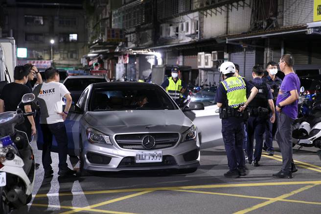 警方围在张男的宾士车周围，了解相关案情。（黄世麒摄）