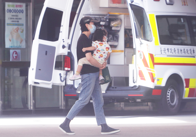 醫師分享近日病人還是很多，而他也被孩子感染，導致沒聲音。（本報系資料照）