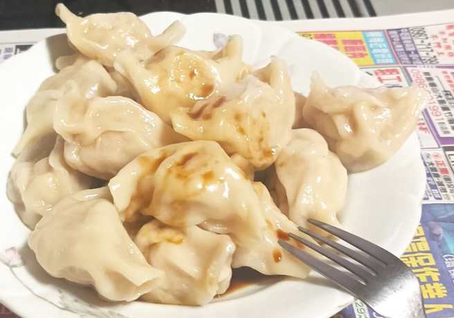 女網友結婚16年決定離婚，離婚當天老公包了16顆水餃給她吃。（翻攝《爆廢公社二館》）