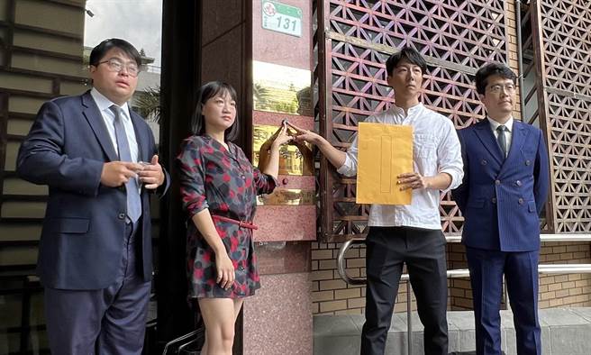 吴峥、谢佩芬2人与律师黄帝颖18日到台北地检署告发《联合报》涉犯《刑法》偽造公文书罪。(陈志贤摄)
