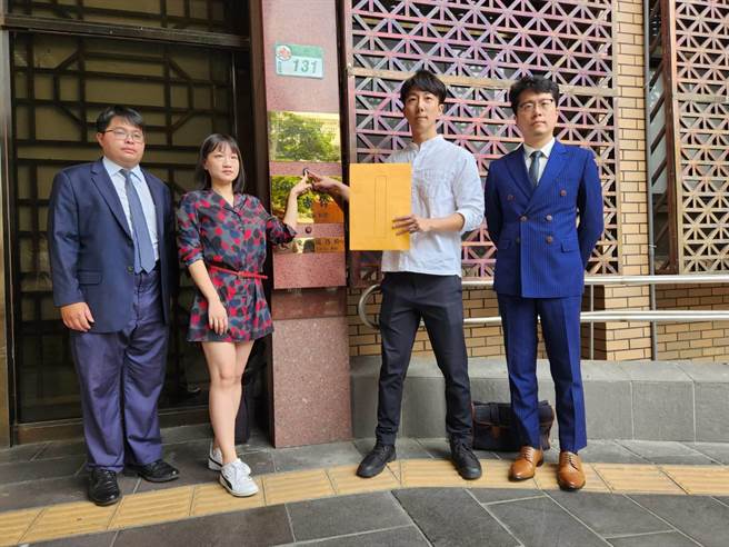 吴峥、谢佩芬2人与律师黄帝颖18日到台北地检署告发《联合报》涉犯《刑法》偽造公文书罪。(陈志贤摄)