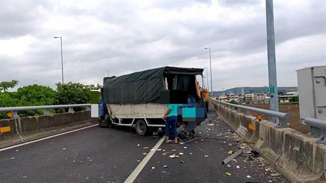 肇事小货车擦撞路肩护栏后占用快官出口匝道。（民眾提供／孙英哲彰化传真）