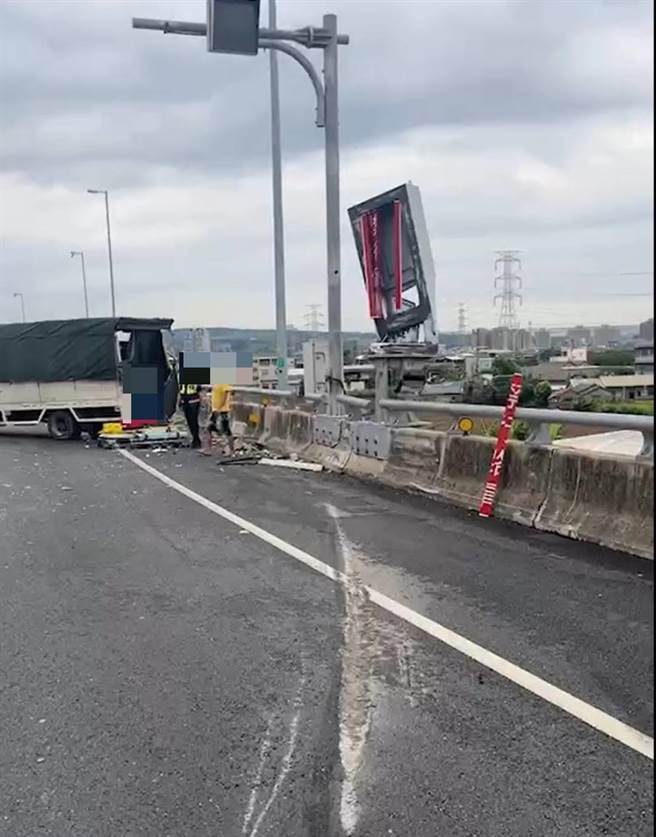 肇事小货车擦撞路肩护栏后占用快官出口匝道。（民眾提供／孙英哲彰化传真）