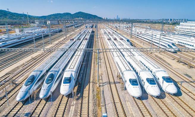 图为云南昆明的动车组列车。（新华社）